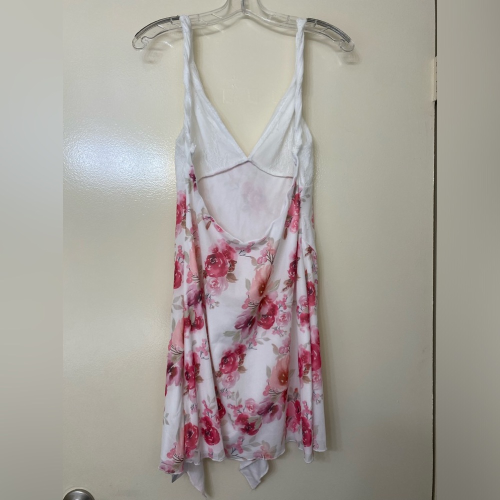 Floral mini dress with lace detail - Picture 3 of 8